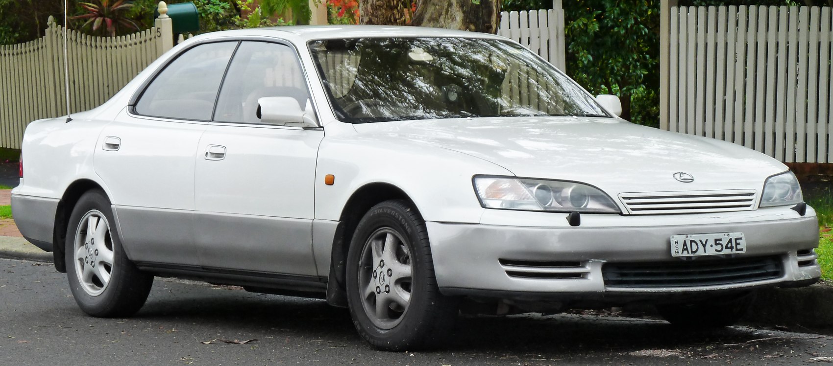 https://totalrenting.es/wp-content/uploads/2022/10/lexus-es-ii-xv10-1992-300-188-cv-berlina-4.png
