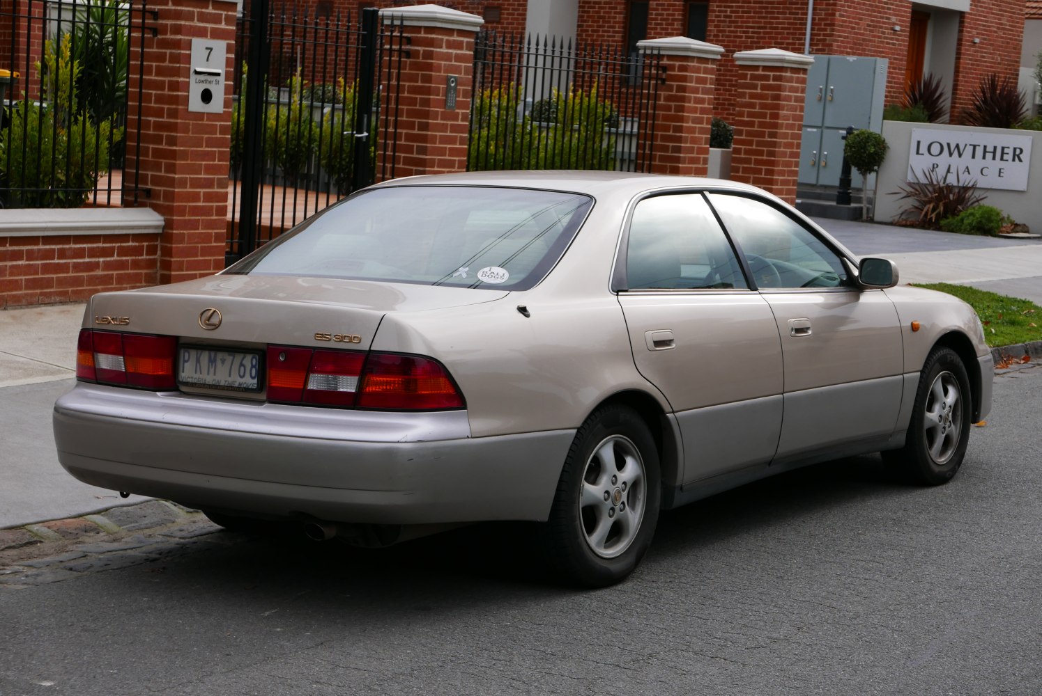 https://totalrenting.es/wp-content/uploads/2022/10/lexus-es-iii-xv20-1996-300-223-cv-berlina-5.png