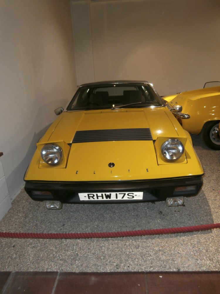 https://totalrenting.es/wp-content/uploads/2022/10/lotus-elite-type-75-1974-2-0-162-cv-coupe-1.png