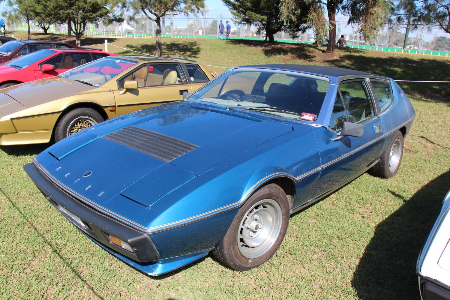 https://totalrenting.es/wp-content/uploads/2022/10/lotus-elite-type-75-1974-2-0-162-cv-coupe-4.png