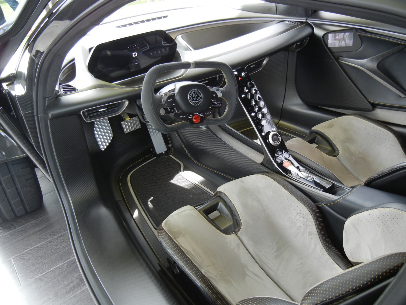 https://totalrenting.es/wp-content/uploads/2022/10/lotus-evija-type-130-2020-70-kwh-2000-cv-coupe-8.png