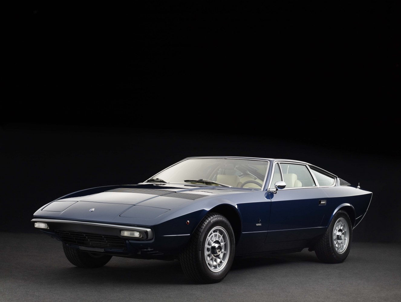 https://totalrenting.es/wp-content/uploads/2022/10/maserati-khamsin-1974-4-9-v8-320-cv-coupe-3.png