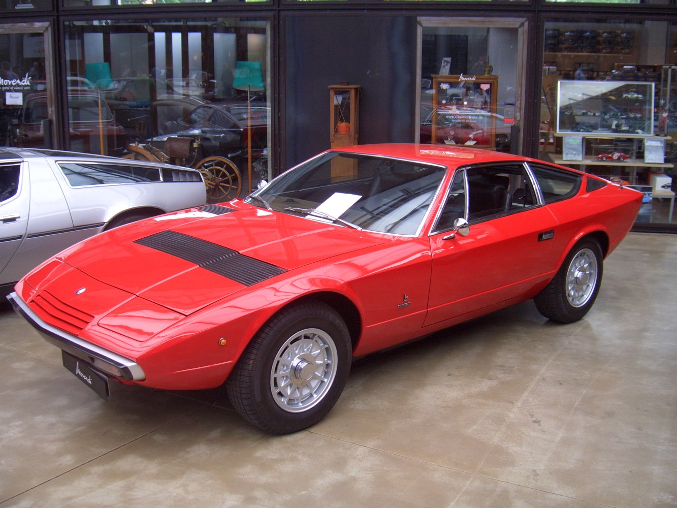 https://totalrenting.es/wp-content/uploads/2022/10/maserati-khamsin-1974-4-9-v8-320-cv-coupe-7.png