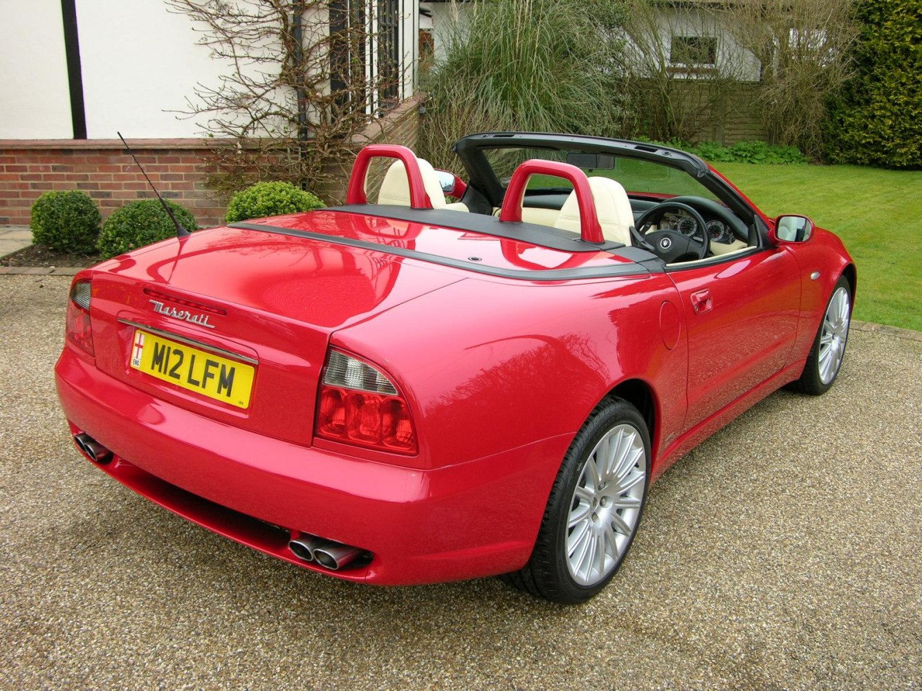 https://totalrenting.es/wp-content/uploads/2022/10/maserati-spyder-2002-4-2-i-v8-32v-390-cv-cabriolet-13.png