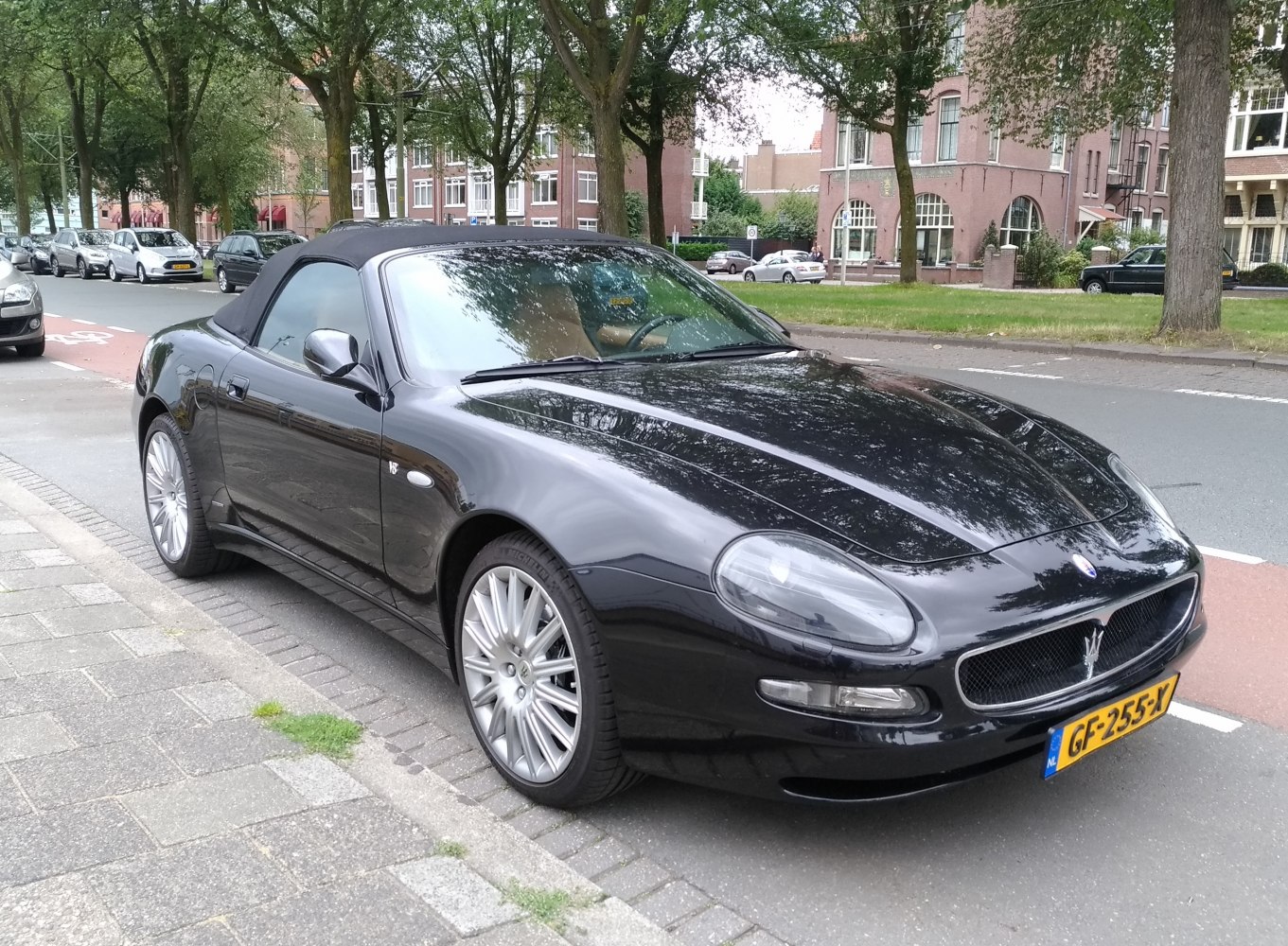 https://totalrenting.es/wp-content/uploads/2022/10/maserati-spyder-2002-4-2-i-v8-32v-390-cv-cabriolet-20.png