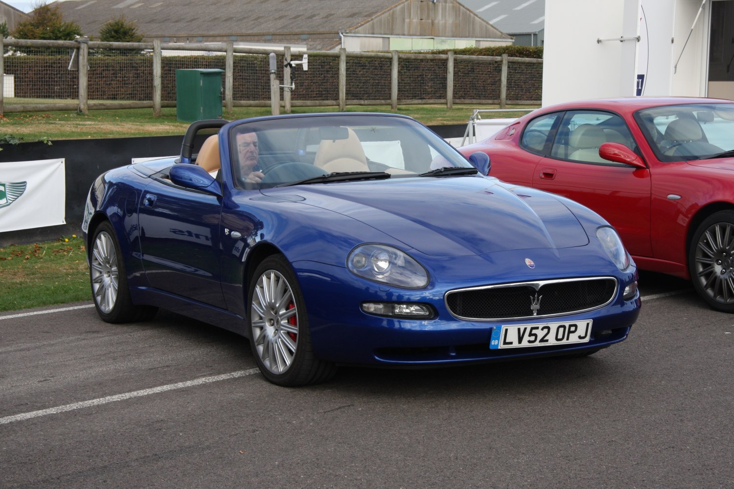 https://totalrenting.es/wp-content/uploads/2022/10/maserati-spyder-2002-4-2-i-v8-32v-390-cv-cabriolet-8.png