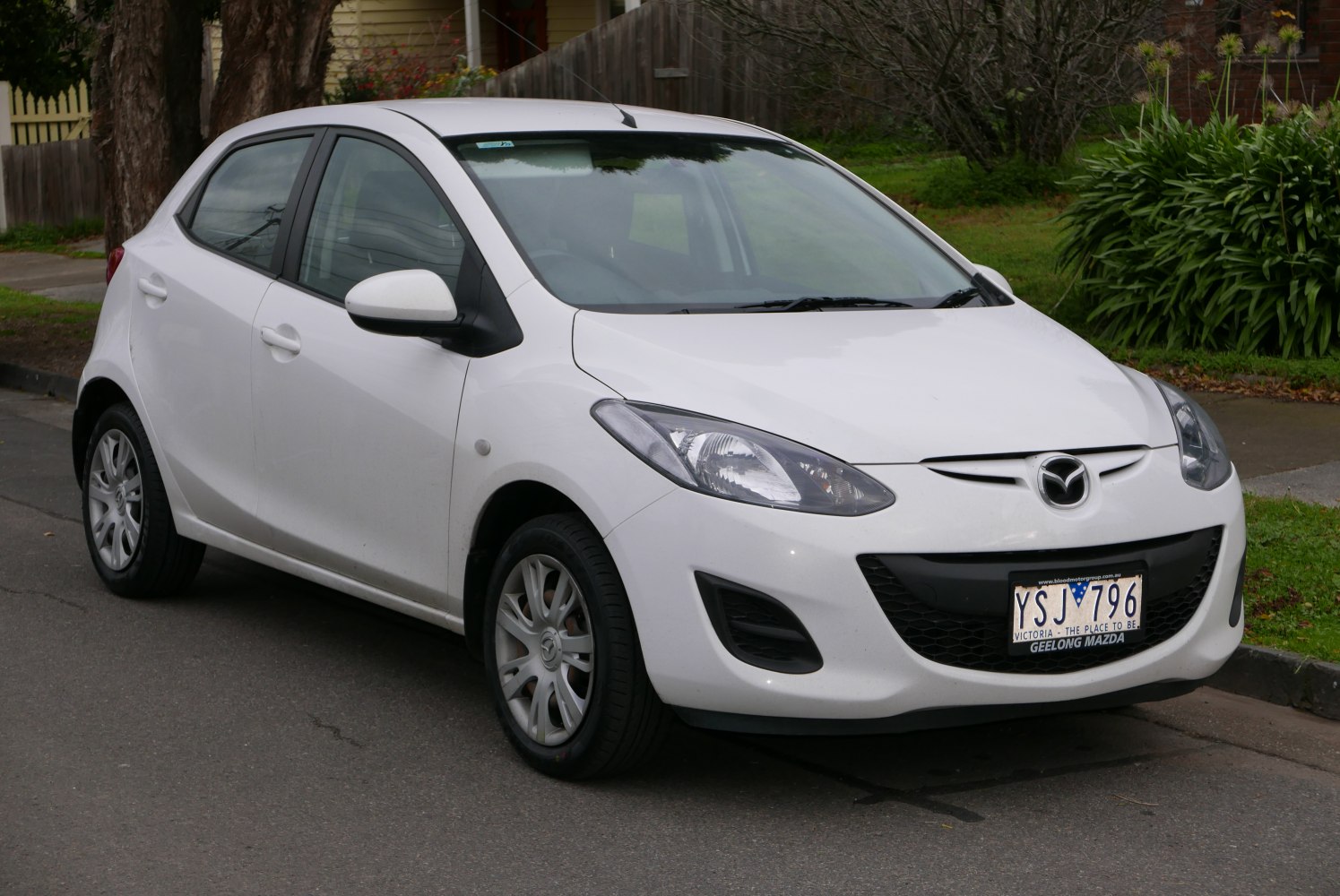 https://totalrenting.es/wp-content/uploads/2022/10/mazda-2-ii-de-facelift-2010-2010-1-3i-75-cv-hatchback.png