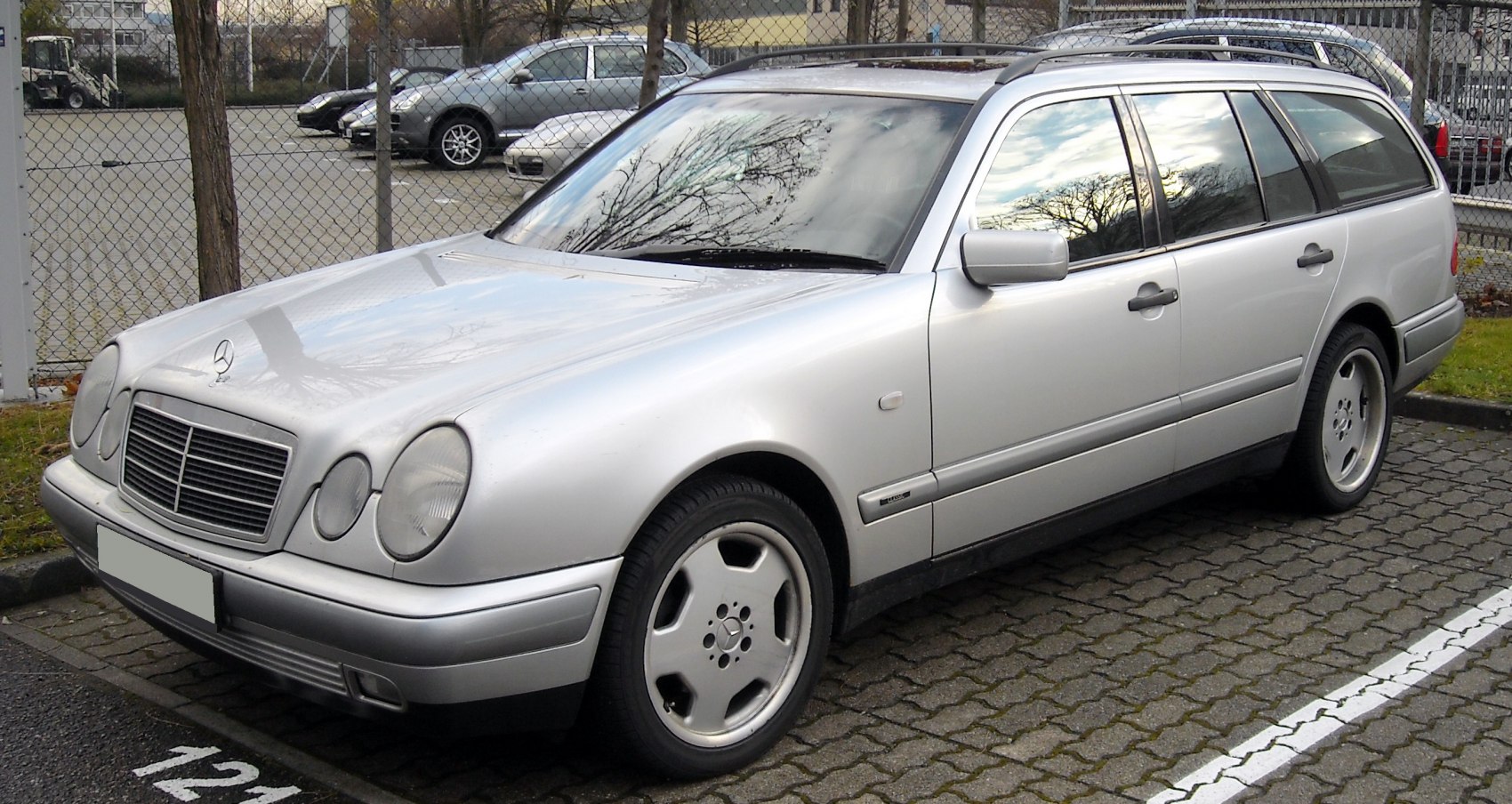 https://totalrenting.es/wp-content/uploads/2022/10/mercedes-benz-clase-e-t-modell-s210-1996-e-200-136-cv-ranchera.png