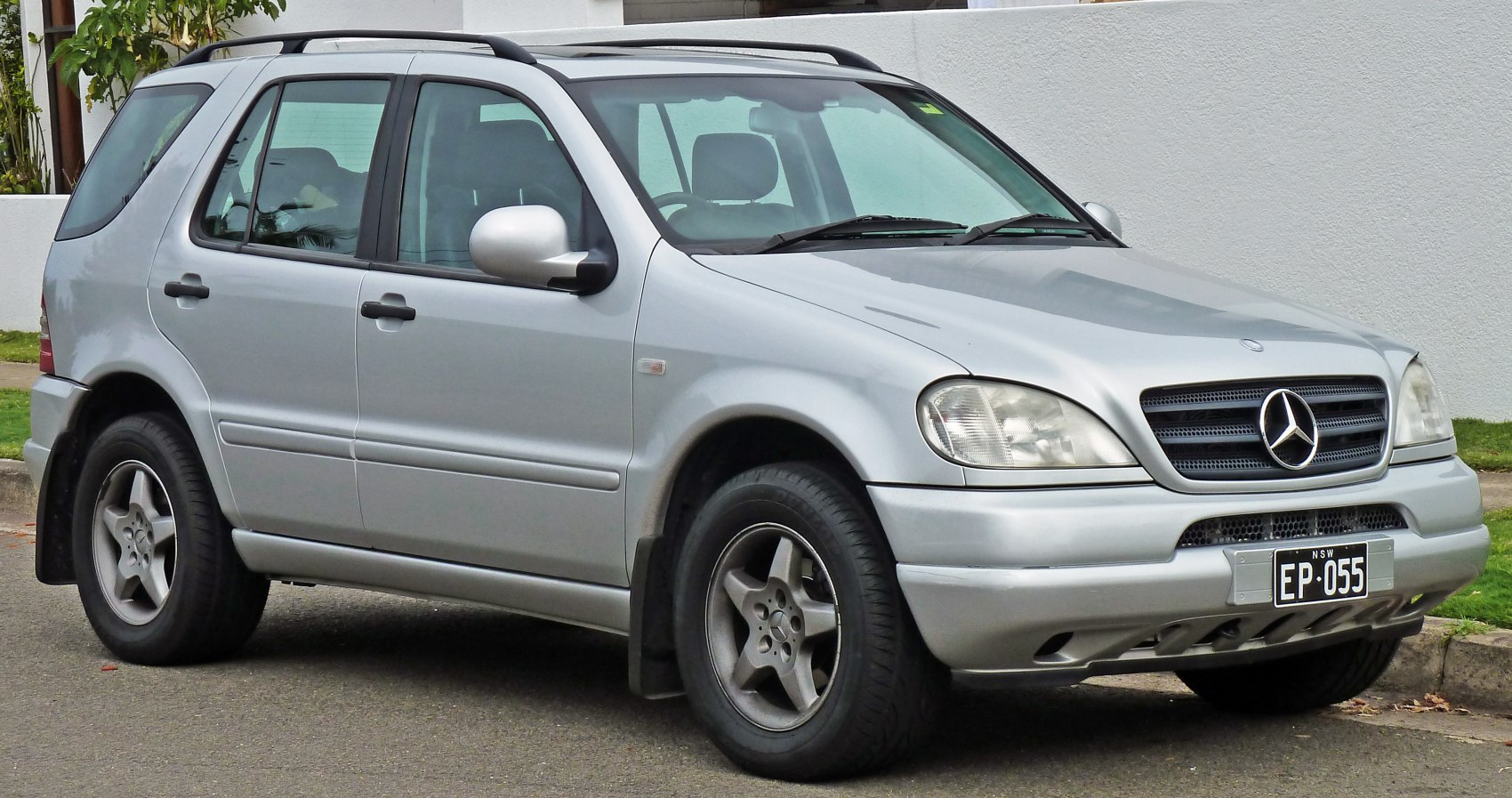 https://totalrenting.es/wp-content/uploads/2022/10/mercedes-benz-clase-m-w163-1998-ml-230-150-cv-suv.png