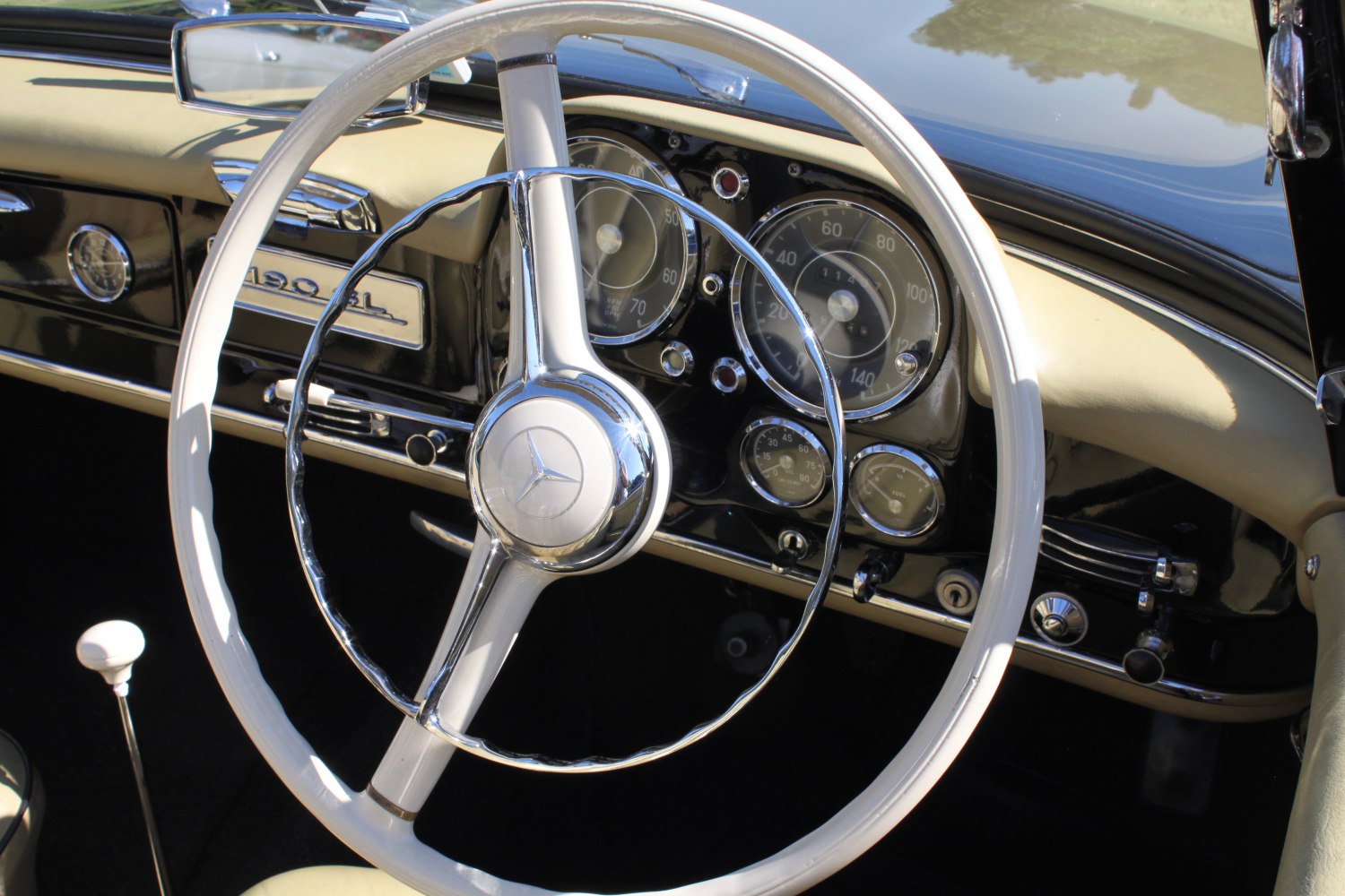 https://totalrenting.es/wp-content/uploads/2022/10/mercedes-benz-sl-roadster-w121-1955-190-sl-105-cv-roadster-13.png
