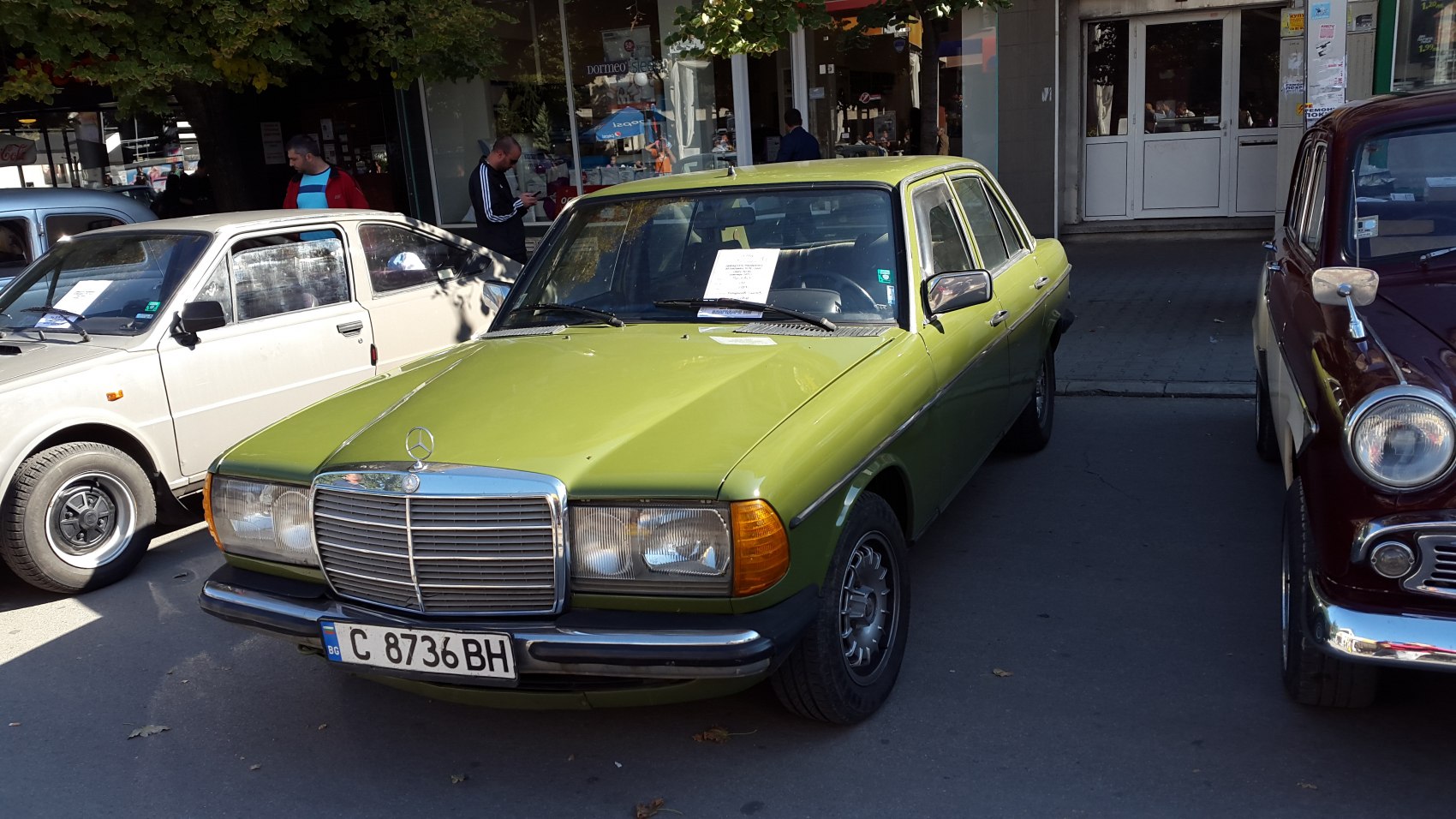 https://totalrenting.es/wp-content/uploads/2022/10/mercedes-benz-w123-1975-230-109-cv-berlina.png