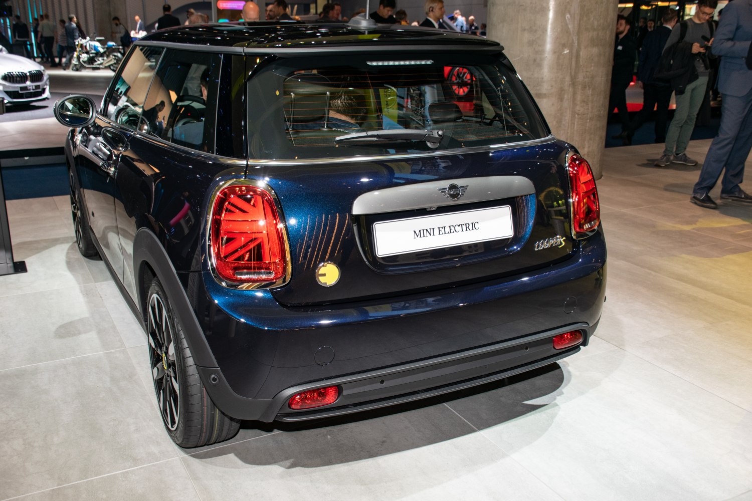 https://totalrenting.es/wp-content/uploads/2022/10/mini-electric-cooper-se-f56-2020-32-6-kwh-184-cv-hatchback-2.png