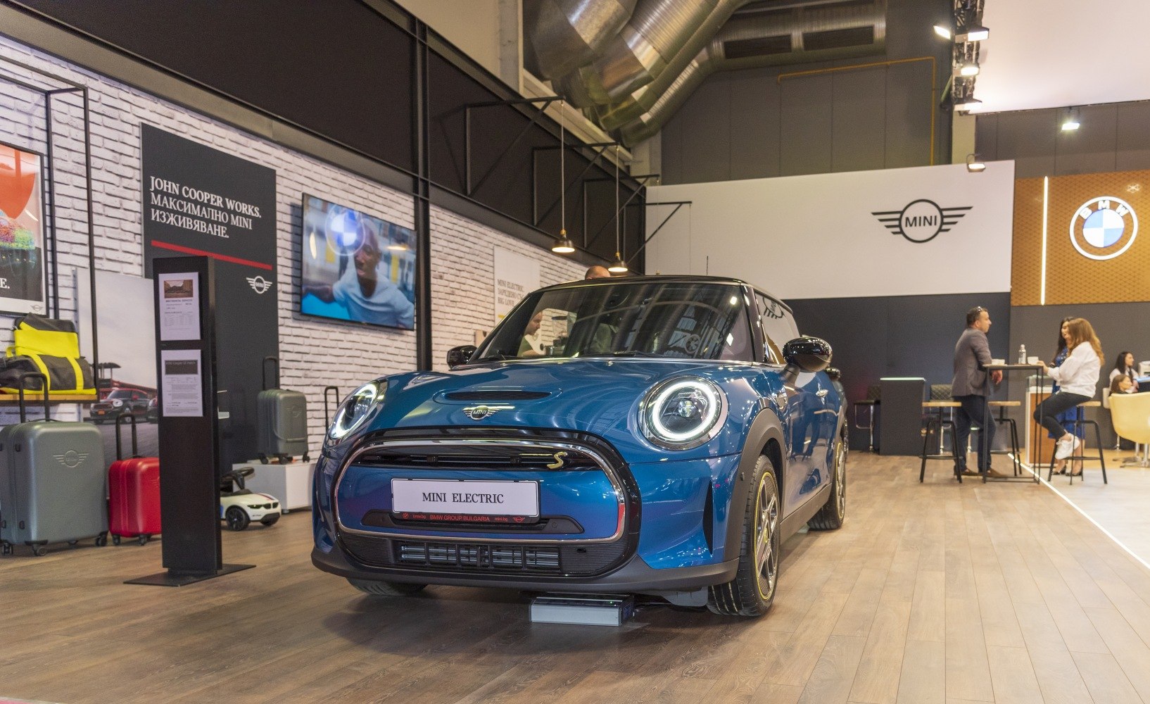 https://totalrenting.es/wp-content/uploads/2022/10/mini-electric-cooper-se-f56-facelift-2021-2021-32-6-kwh-184-cv-hatchback-10.png