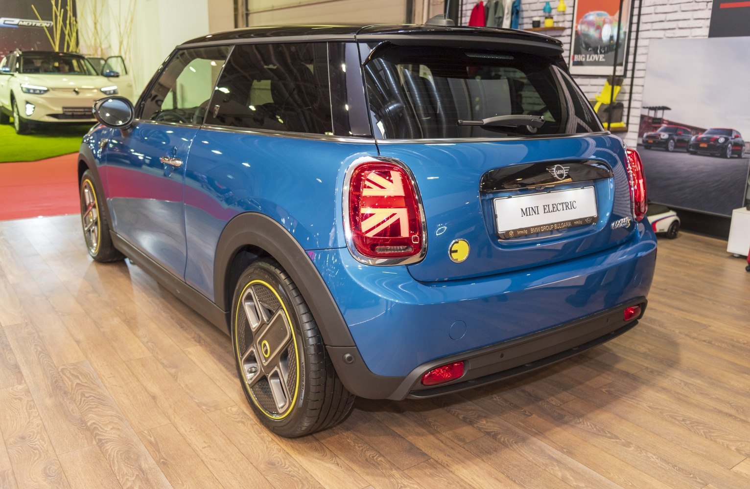 https://totalrenting.es/wp-content/uploads/2022/10/mini-electric-cooper-se-f56-facelift-2021-2021-32-6-kwh-184-cv-hatchback-18.png