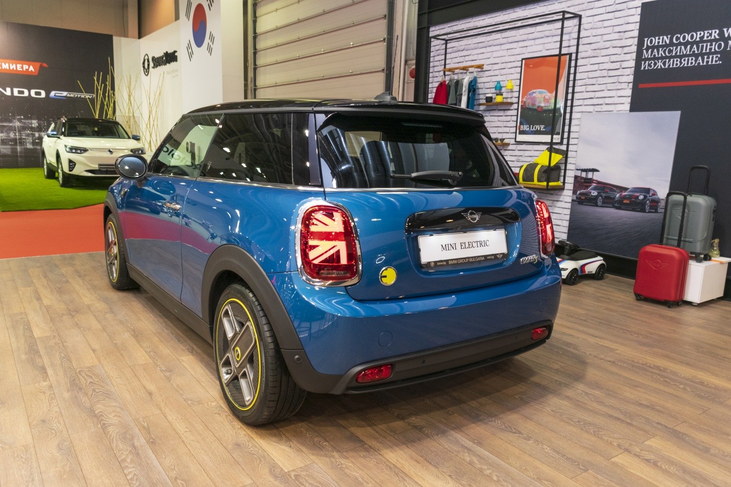 https://totalrenting.es/wp-content/uploads/2022/10/mini-electric-cooper-se-f56-facelift-2021-2021-32-6-kwh-184-cv-hatchback-23.png