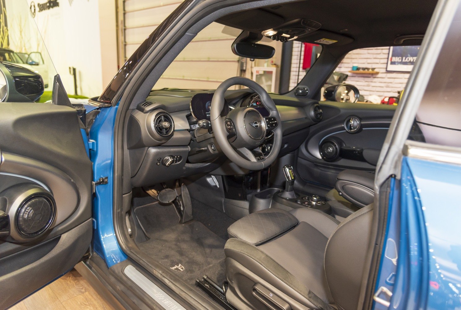 https://totalrenting.es/wp-content/uploads/2022/10/mini-electric-cooper-se-f56-facelift-2021-2021-32-6-kwh-184-cv-hatchback-25.png