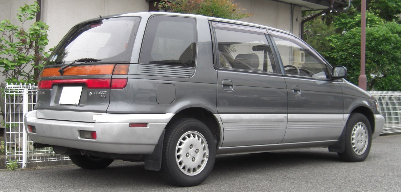 https://totalrenting.es/wp-content/uploads/2022/10/mitsubishi-chariot-e-n33w-1991-2-0-i-16v-4wd-mx-135-cv-minivan-1.png