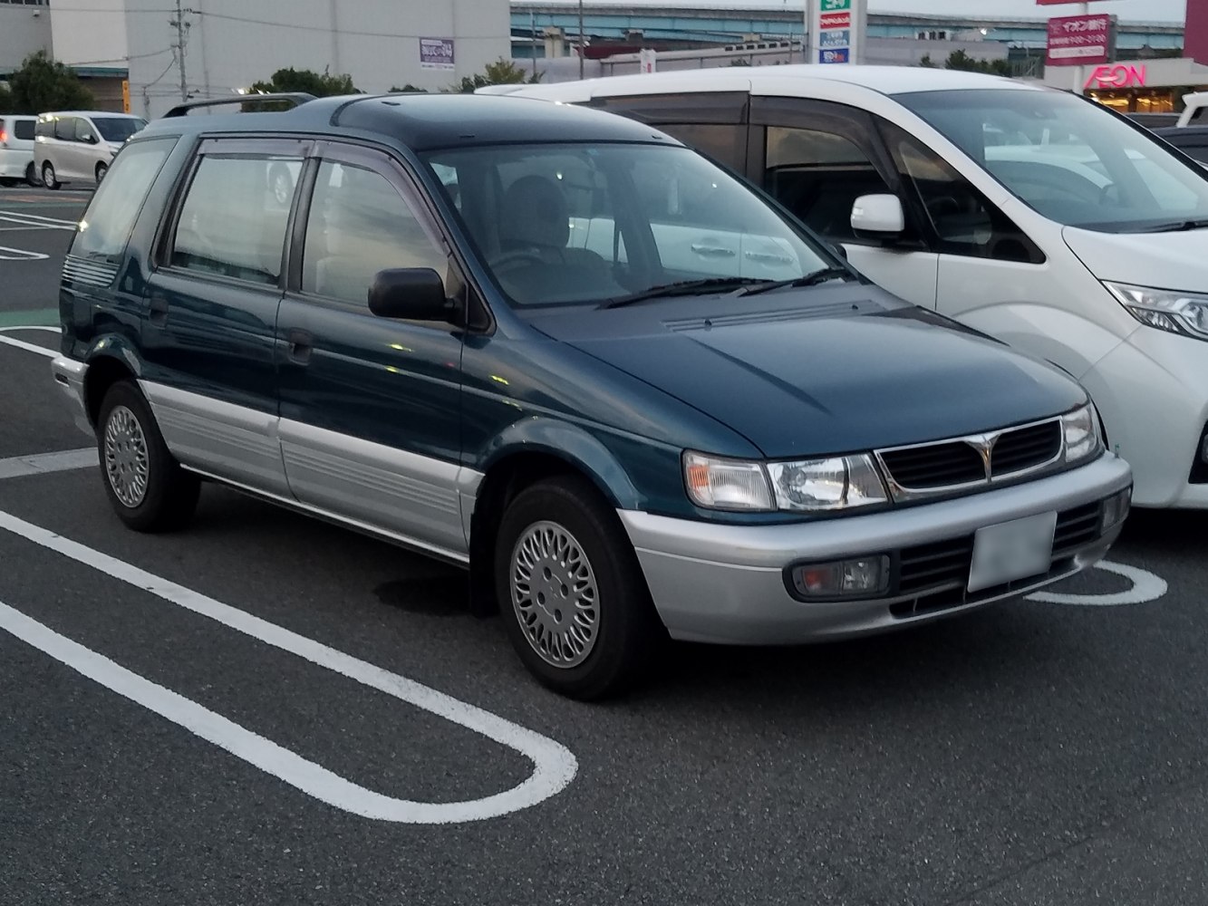 https://totalrenting.es/wp-content/uploads/2022/10/mitsubishi-chariot-e-n33w-1991-2-0-i-16v-4wd-mx-135-cv-minivan-2.png