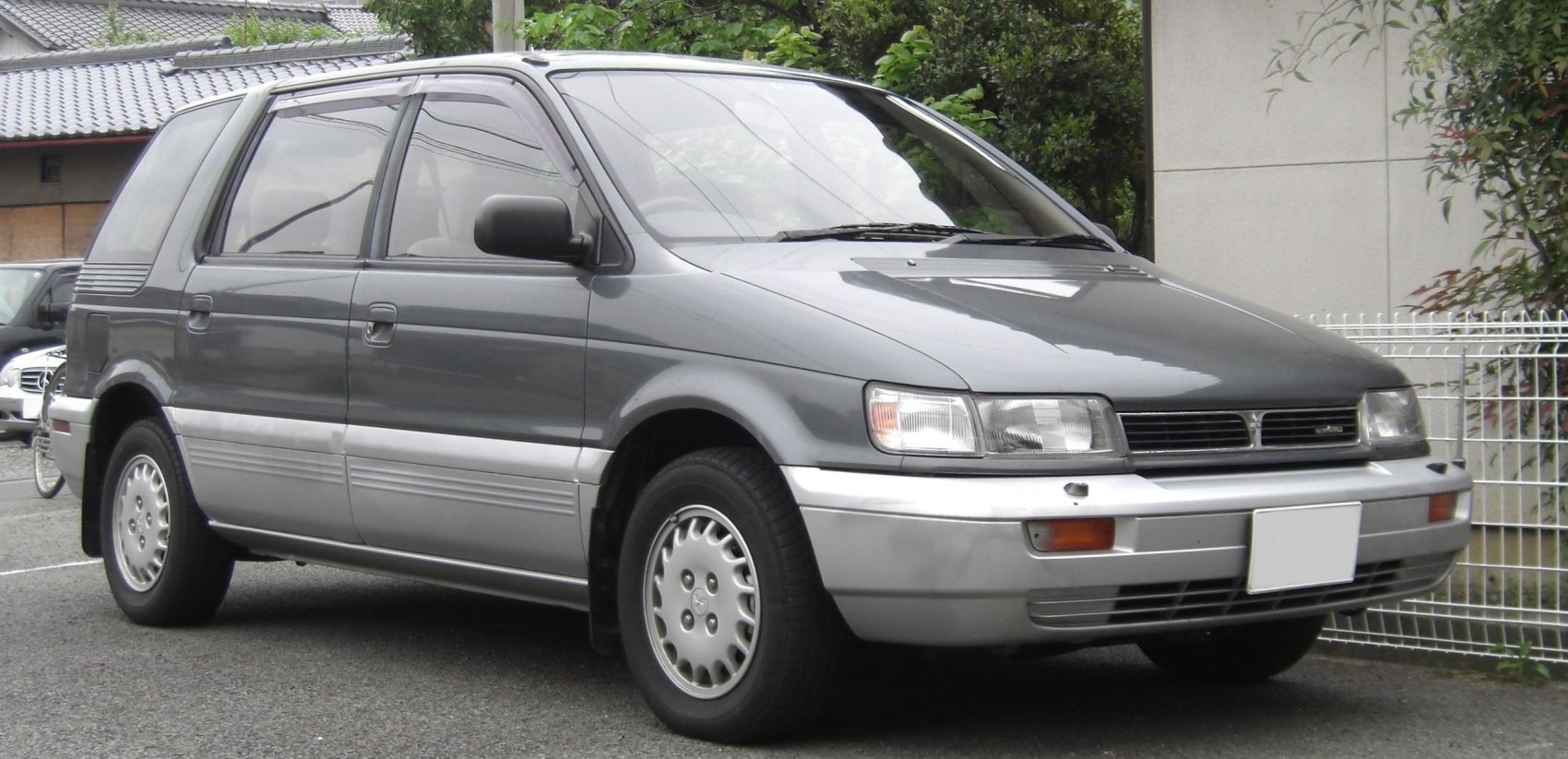 https://totalrenting.es/wp-content/uploads/2022/10/mitsubishi-chariot-e-n33w-1991-2-0-i-16v-4wd-mx-135-cv-minivan.png