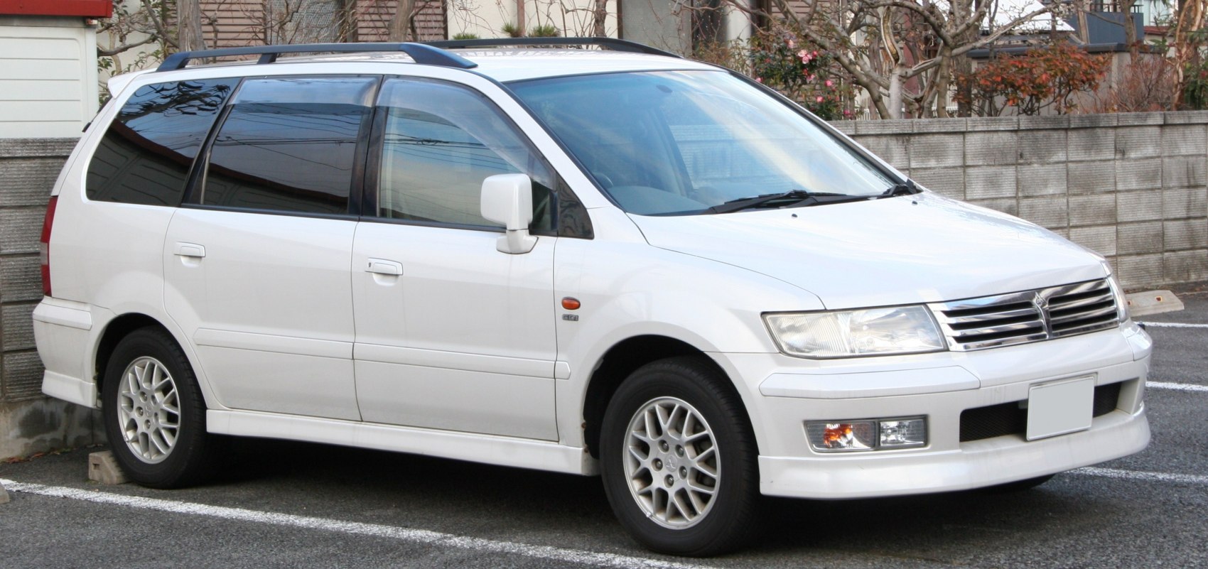 https://totalrenting.es/wp-content/uploads/2022/10/mitsubishi-chariot-grandis-n11-1997-2-3-i-16v-gdi-150-cv-minivan.png