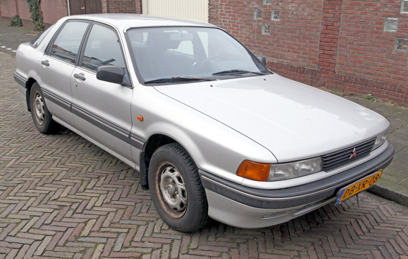 https://totalrenting.es/wp-content/uploads/2022/10/mitsubishi-galant-vi-hatchback-1987-1-8-e32a-86-cv-hatchback.png