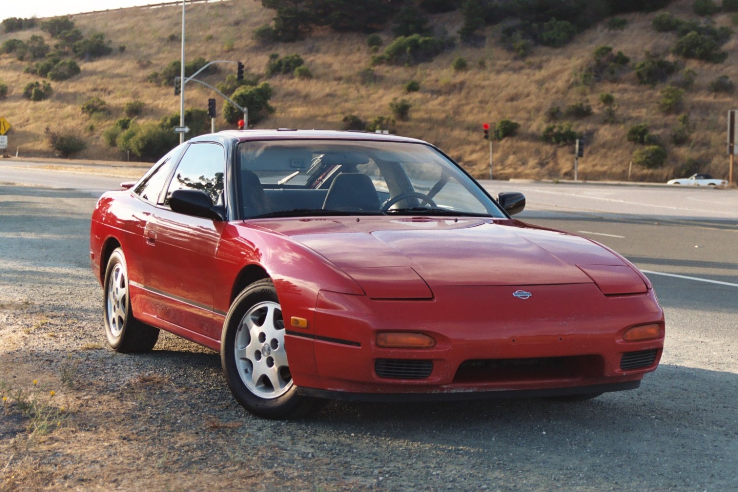 https://totalrenting.es/wp-content/uploads/2022/10/nissan-240sx-fastback-s13-facelift-1991-1991-2-4-155-cv-hatchback-fastback-2.png