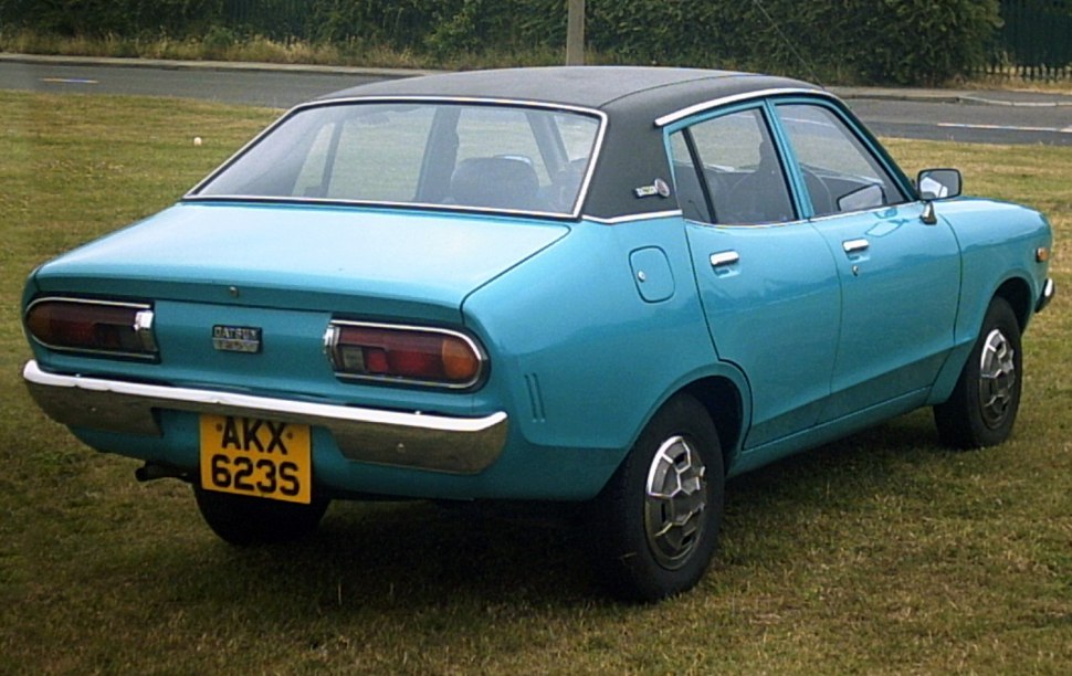 https://totalrenting.es/wp-content/uploads/2022/10/nissan-datsun-120-1974-a-f-ii-1-2-lf10-52-cv-berlina.png