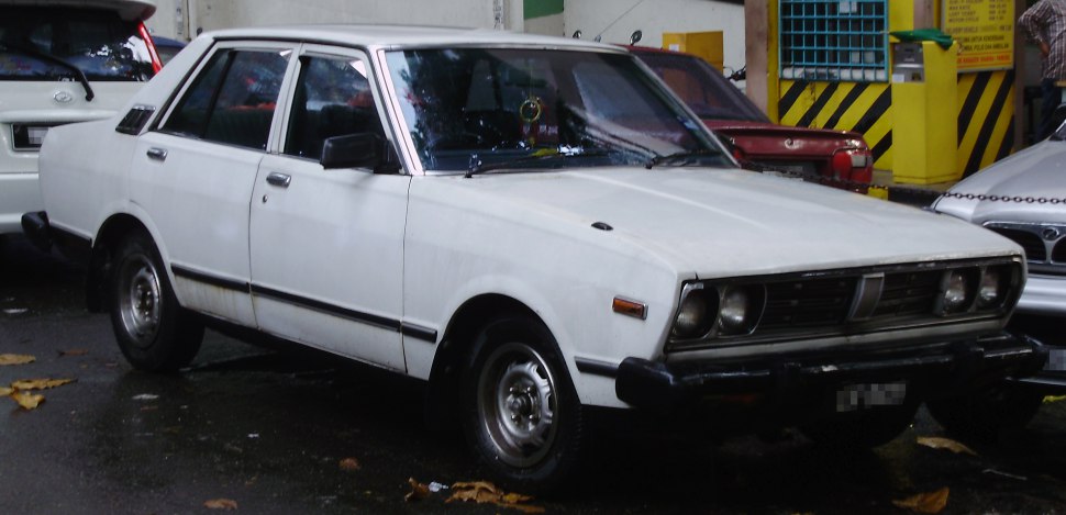 https://totalrenting.es/wp-content/uploads/2022/10/nissan-datsun-160-j-710-a10-1973-1-6-710-72-cv-berlina.png