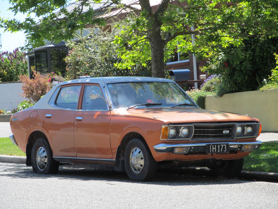 https://totalrenting.es/wp-content/uploads/2022/10/nissan-datsun-180-b-pl810-1977-1-8-88-cv-berlina.png