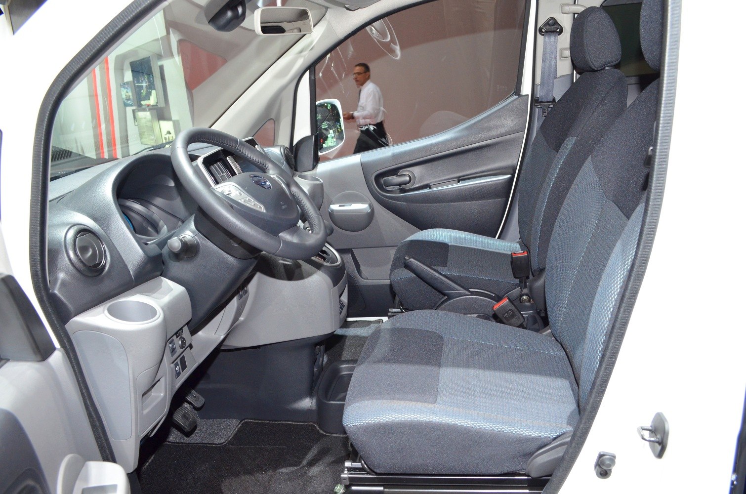 https://totalrenting.es/wp-content/uploads/2022/10/nissan-e-nv200-2014-24-kwh-109-cv-minivan.png