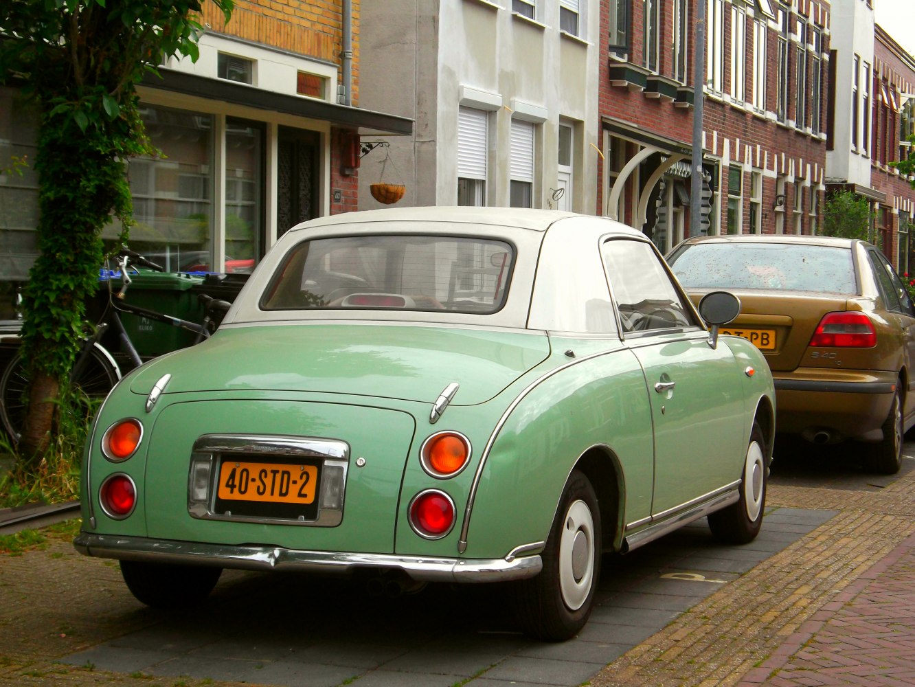 https://totalrenting.es/wp-content/uploads/2022/10/nissan-figaro-1991-1-0-t-76-cv-cabriolet-3.png