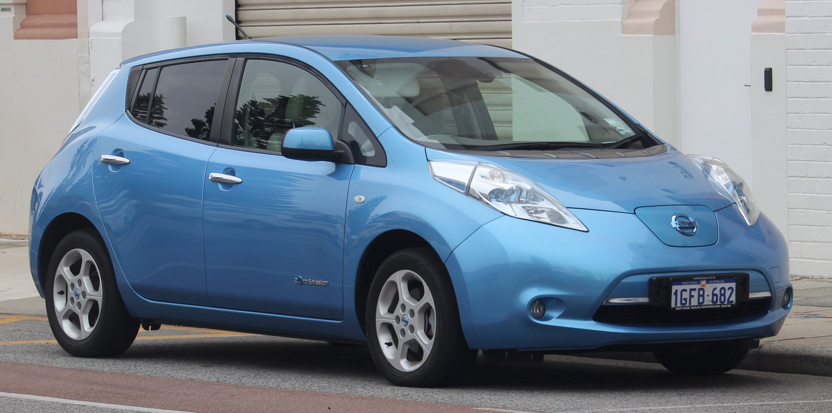 https://totalrenting.es/wp-content/uploads/2022/10/nissan-leaf-i-ze0-2013-24-kwh-109-cv-hatchback.png