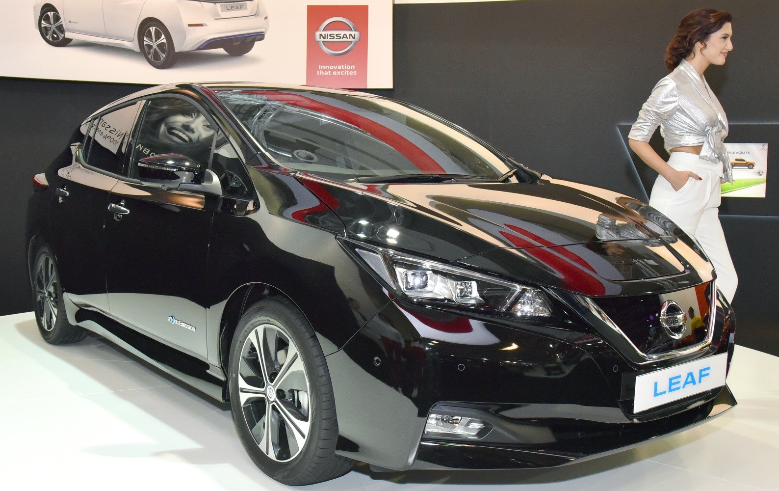 https://totalrenting.es/wp-content/uploads/2022/10/nissan-leaf-ii-ze1-2018-40-kwh-150-cv-hatchback.png