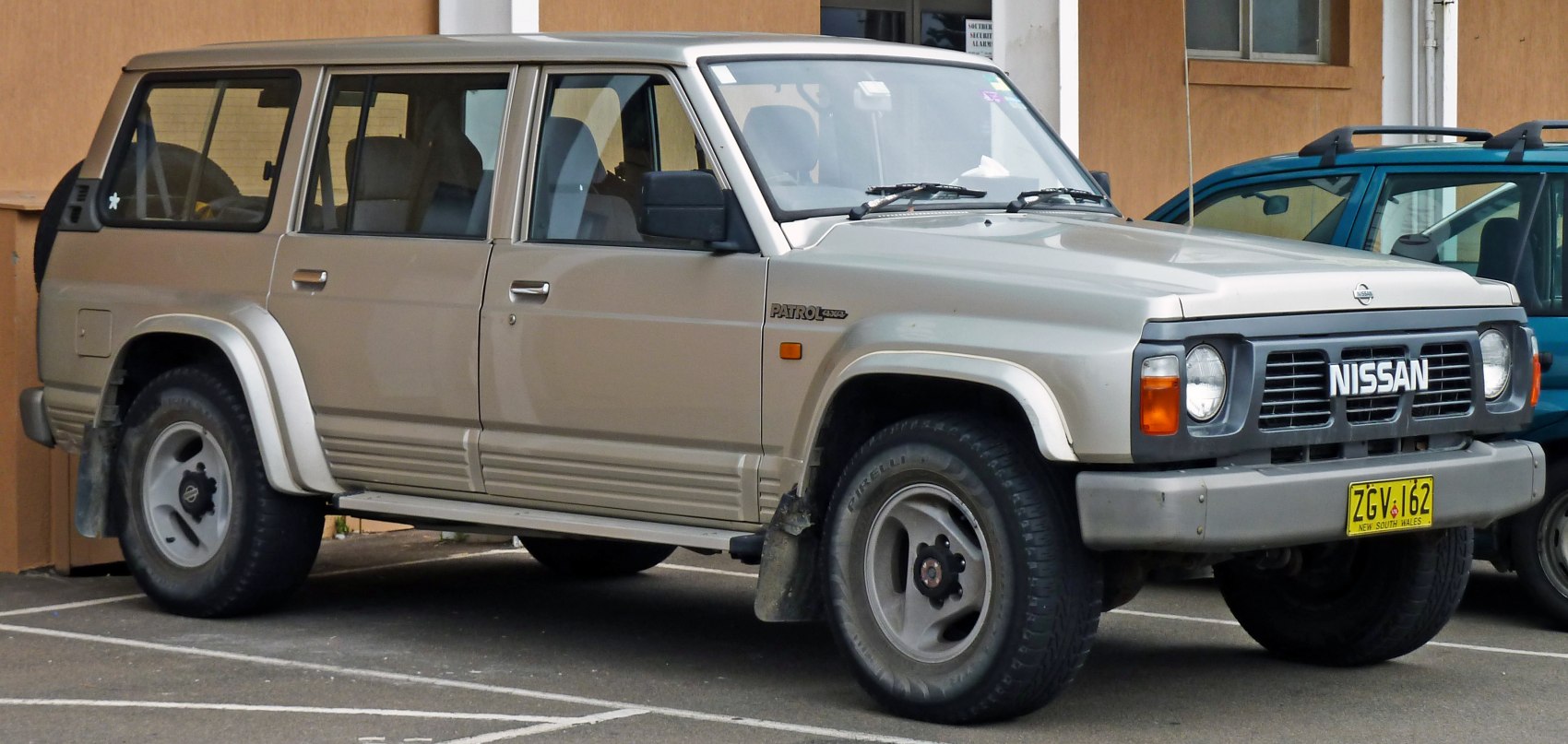 https://totalrenting.es/wp-content/uploads/2022/10/nissan-patrol-iv-5-door-y60-1987-4-2-170-cv-4wd-todoterreno.png