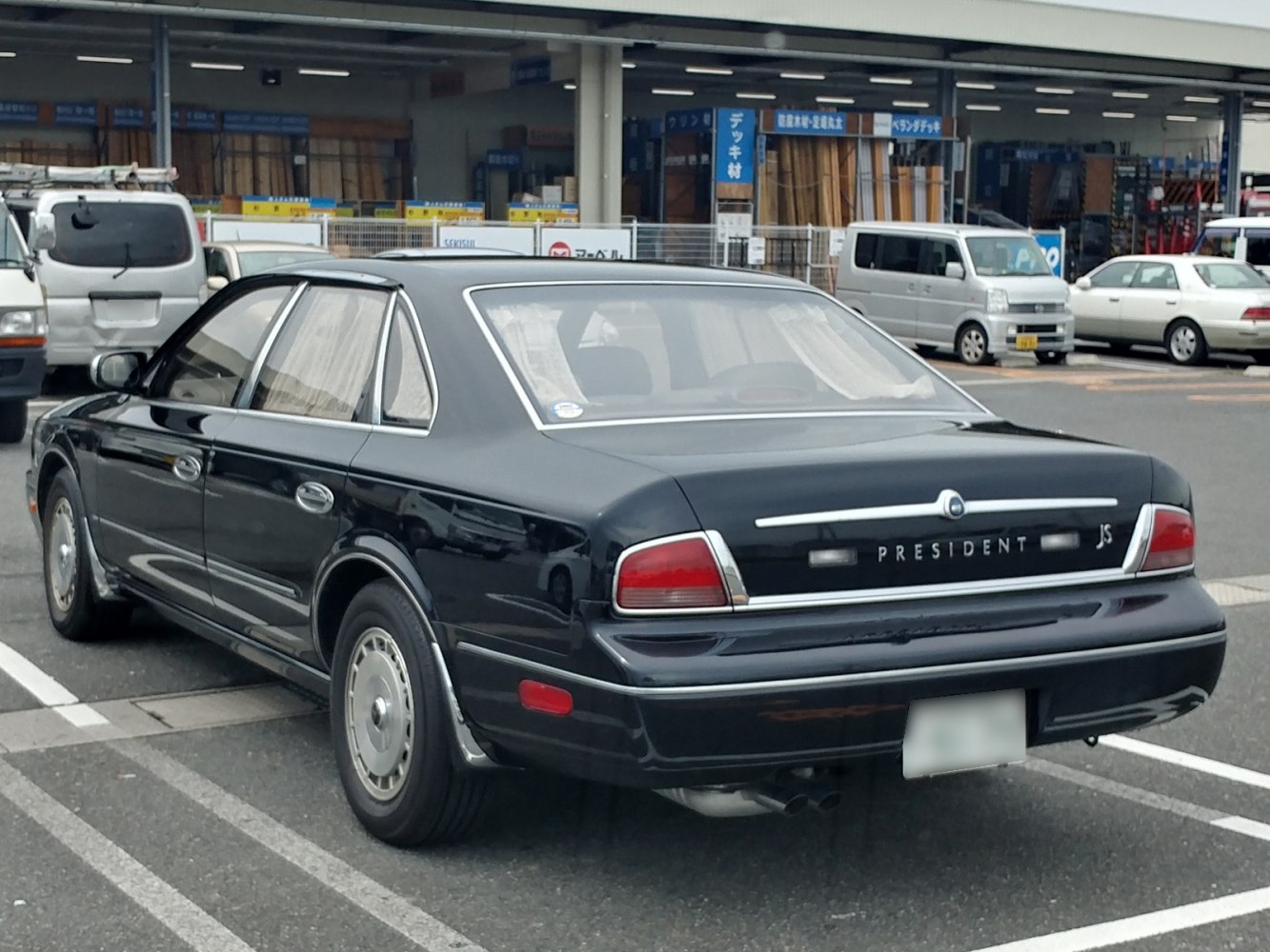 https://totalrenting.es/wp-content/uploads/2022/10/nissan-president-hg50-1990-4-5-i-v8-32v-type-l-270-cv-berlina-1.png