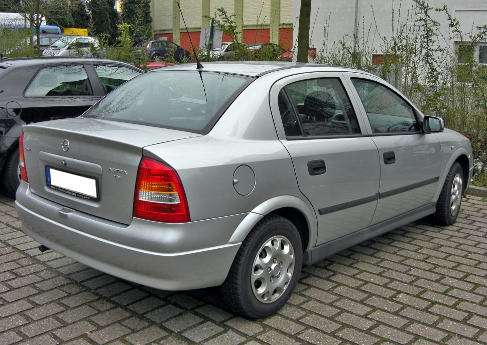 https://totalrenting.es/wp-content/uploads/2022/10/opel-astra-g-classic-1999-1-6-ecotec-16v-101-cv-automatic-berlina.png