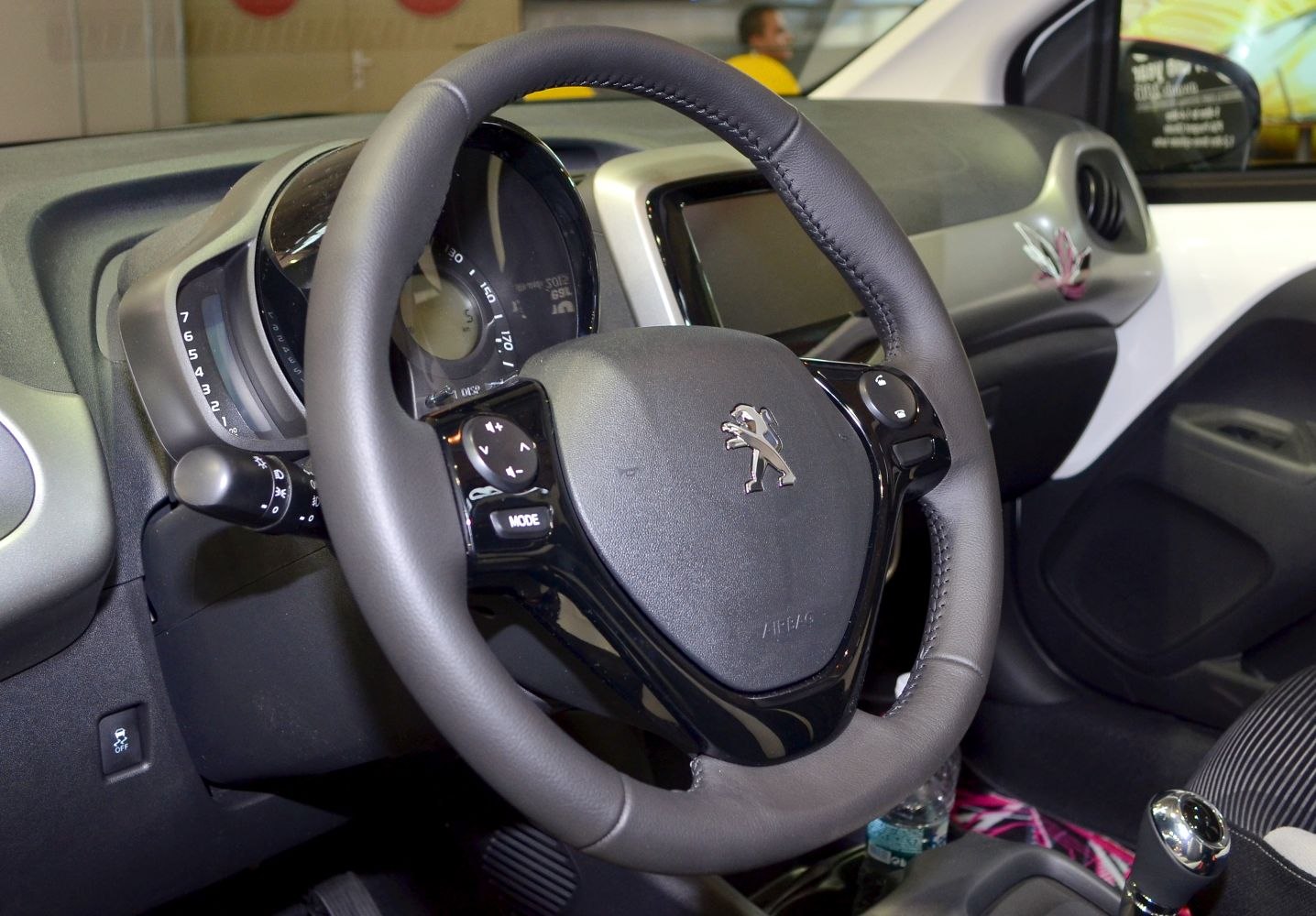 https://totalrenting.es/wp-content/uploads/2022/10/peugeot-108-top!-cabrio-2018-1-0i-72-cv-cabriolet-hatchback-14.png