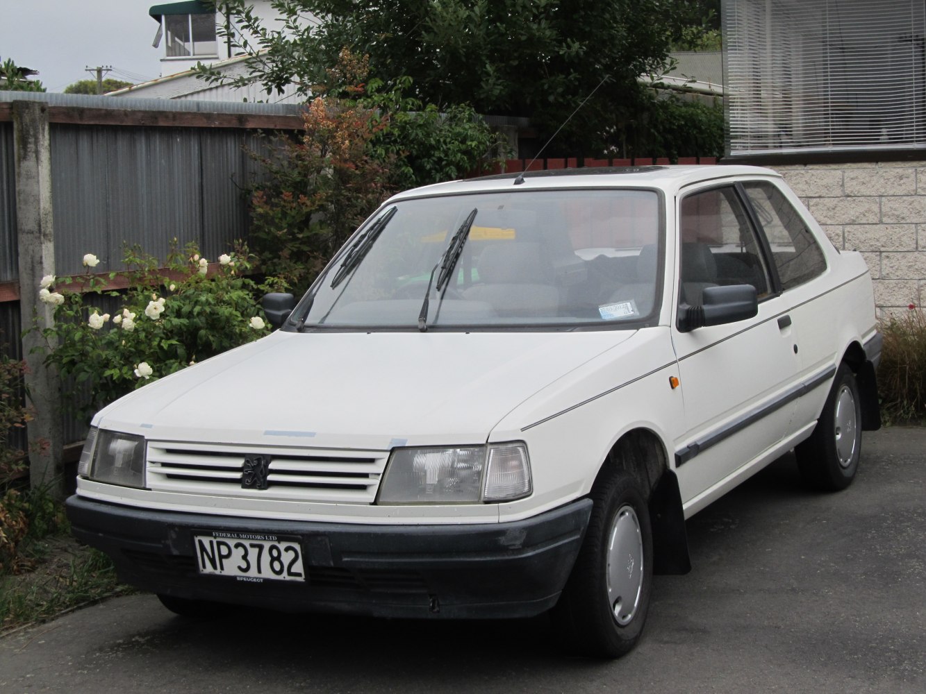 https://totalrenting.es/wp-content/uploads/2022/10/peugeot-309-i-10c-10a-1985-1-1-54-cv-hatchback.png
