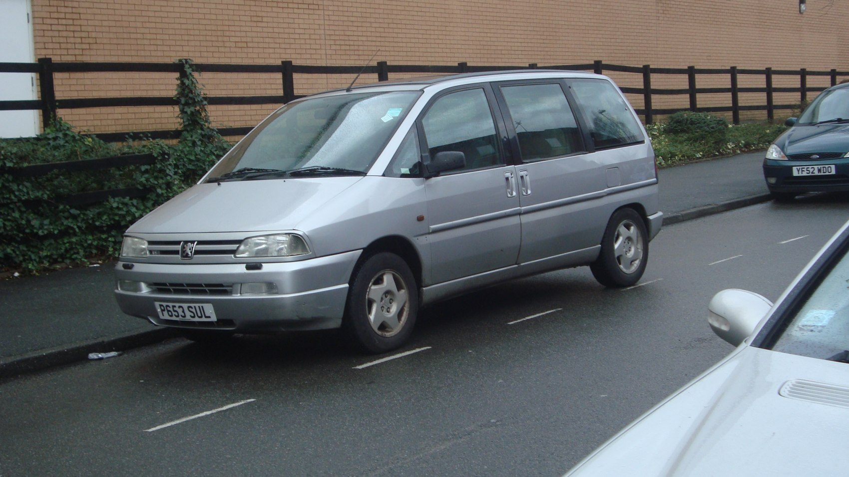 https://totalrenting.es/wp-content/uploads/2022/10/peugeot-806-221-1994-1-8-99-cv-minivan.png