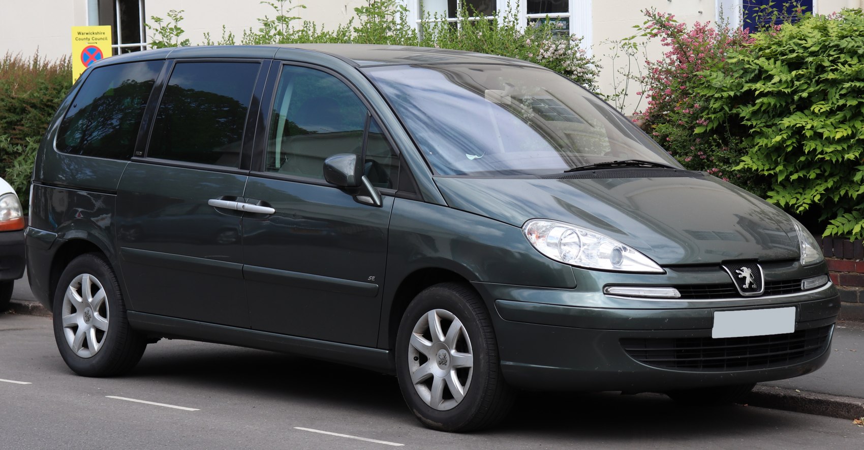 https://totalrenting.es/wp-content/uploads/2022/10/peugeot-807-2002-2-0-16v-136-cv-minivan.png
