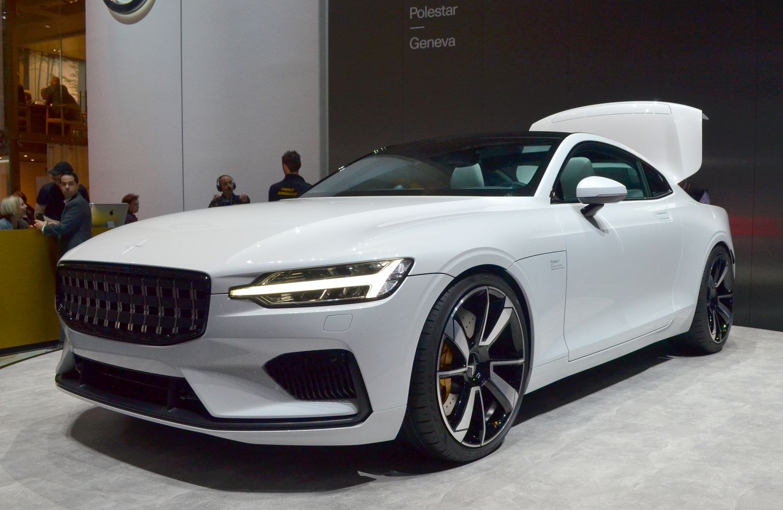 https://totalrenting.es/wp-content/uploads/2022/10/polestar-1-2019-2-0-600-cv-plug-in-hybrid-awd-coupe-13.png