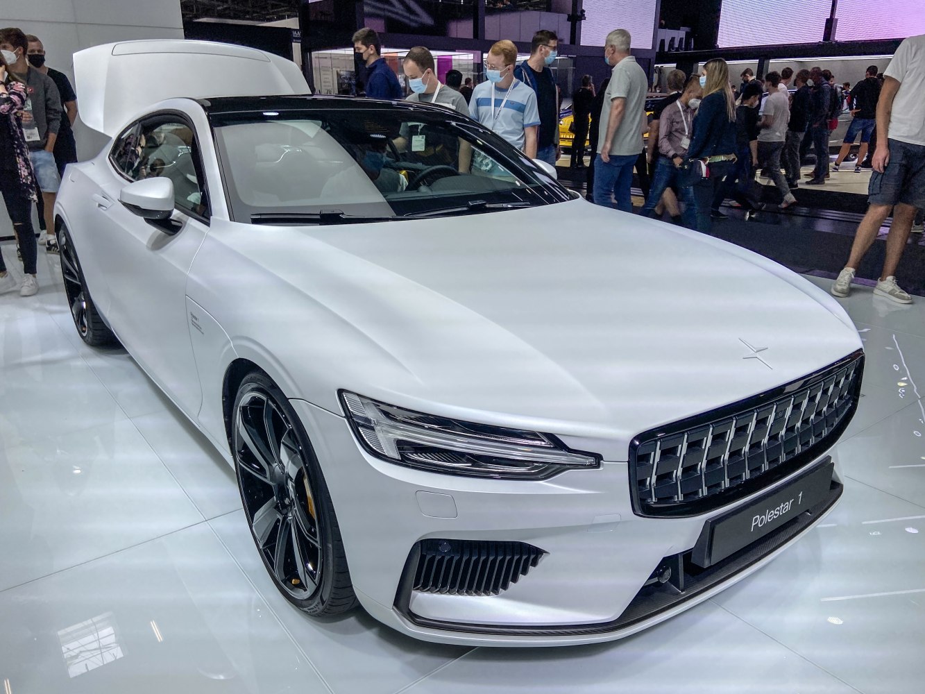 https://totalrenting.es/wp-content/uploads/2022/10/polestar-1-2019-2-0-600-cv-plug-in-hybrid-awd-coupe-36.png