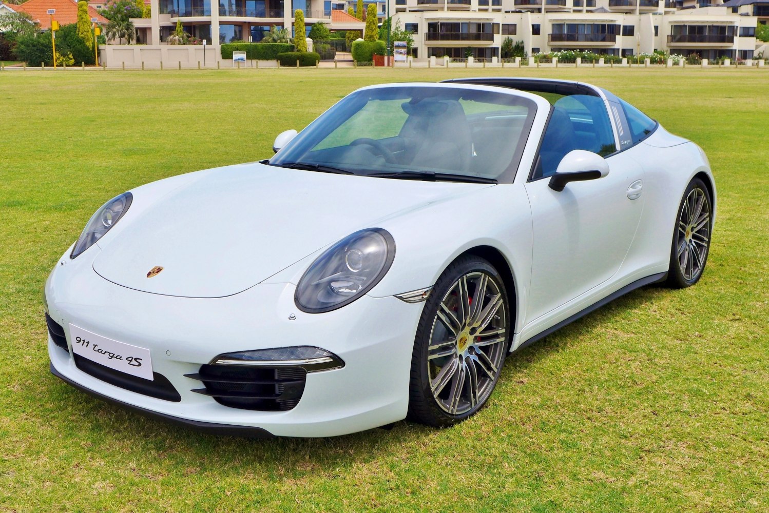 https://totalrenting.es/wp-content/uploads/2022/10/porsche-911-targa-991-2014-4-3-4-350-cv-targa.png