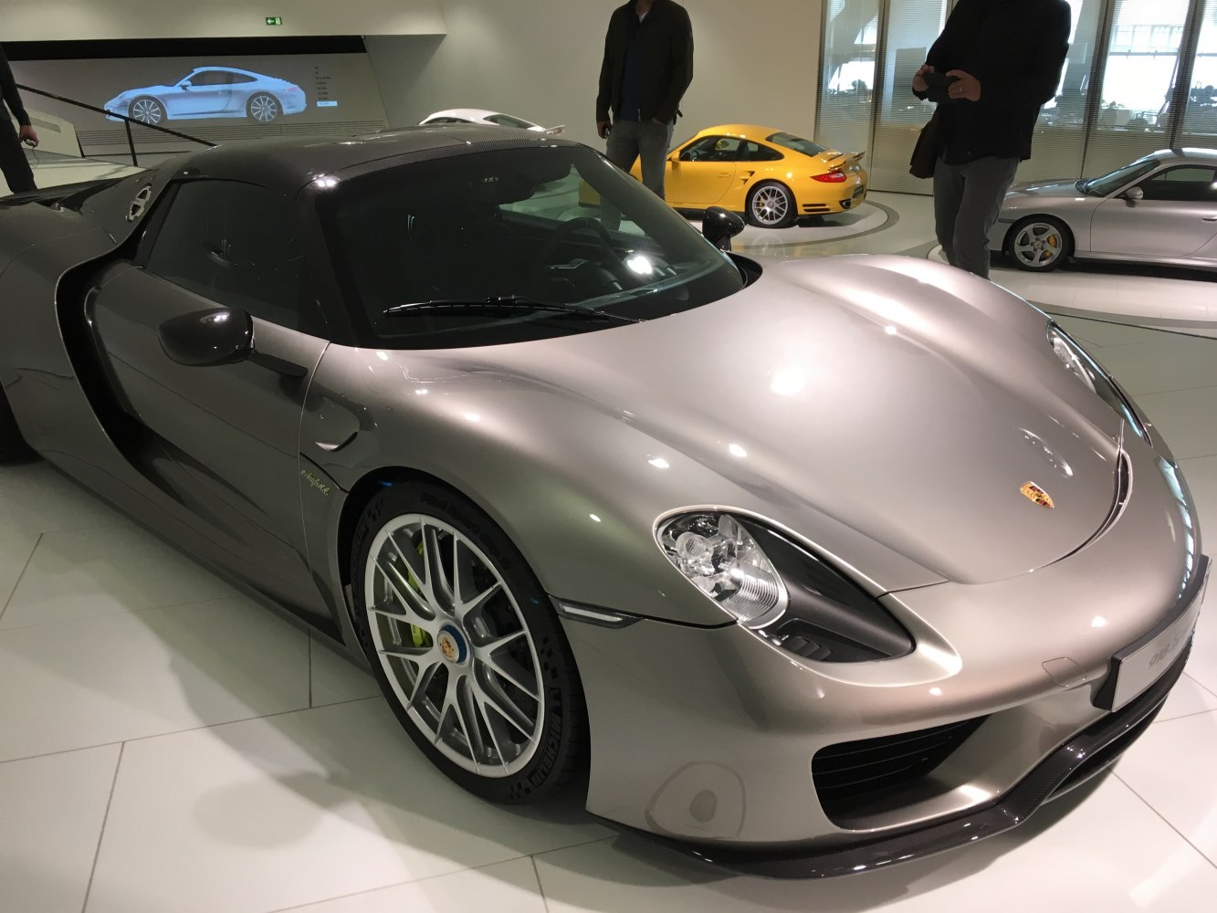 https://totalrenting.es/wp-content/uploads/2022/10/porsche-918-spyder-2013-4-6-v8-887-cv-hybrid-pdk-roadster-10.png