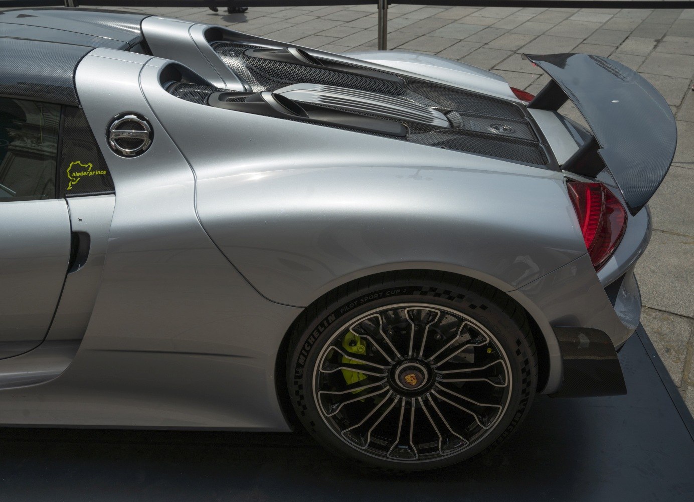 https://totalrenting.es/wp-content/uploads/2022/10/porsche-918-spyder-2013-4-6-v8-887-cv-hybrid-pdk-roadster-18.png