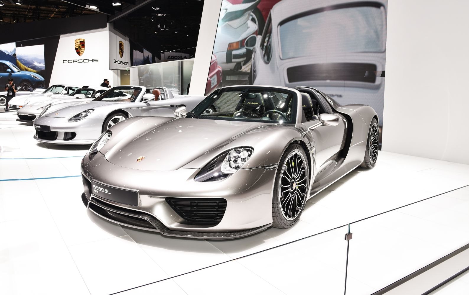 https://totalrenting.es/wp-content/uploads/2022/10/porsche-918-spyder-2013-4-6-v8-887-cv-hybrid-pdk-roadster-2.png