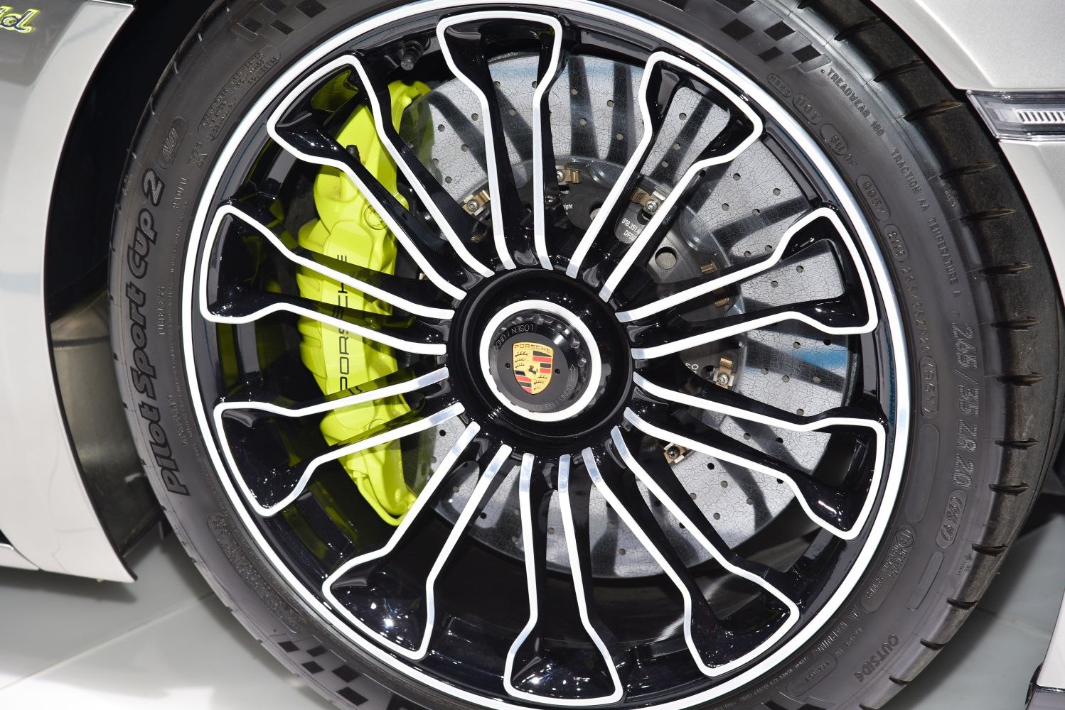 https://totalrenting.es/wp-content/uploads/2022/10/porsche-918-spyder-2013-4-6-v8-887-cv-hybrid-pdk-roadster-5.png
