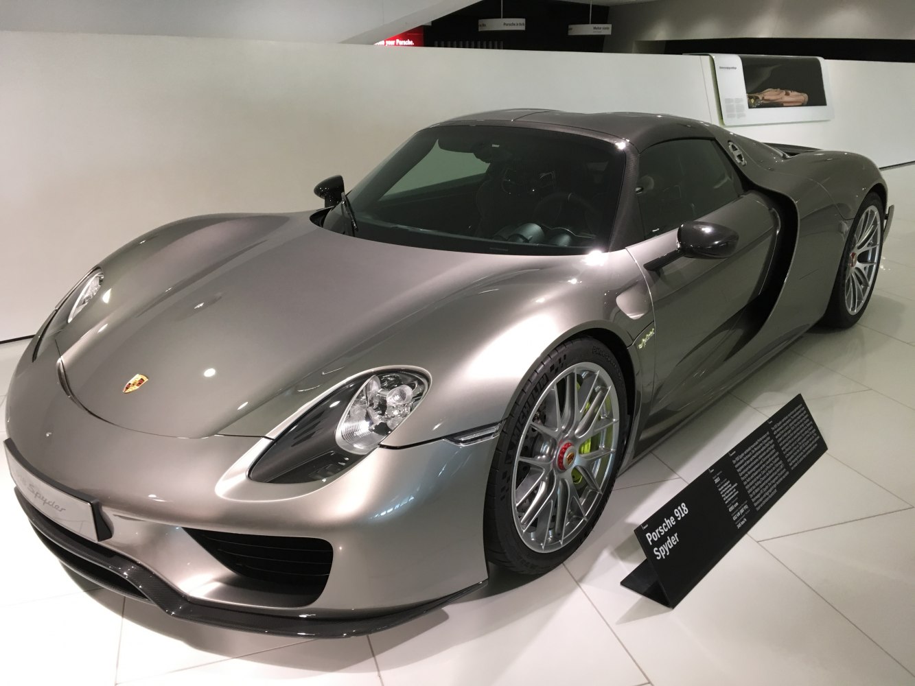 https://totalrenting.es/wp-content/uploads/2022/10/porsche-918-spyder-2013-4-6-v8-887-cv-hybrid-pdk-roadster-6.png