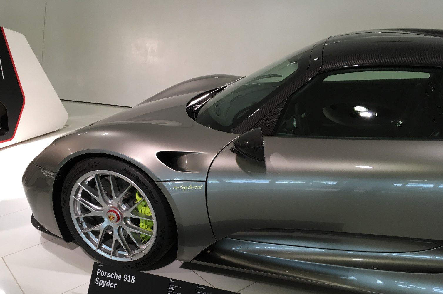 https://totalrenting.es/wp-content/uploads/2022/10/porsche-918-spyder-2013-4-6-v8-887-cv-hybrid-pdk-roadster-8.png