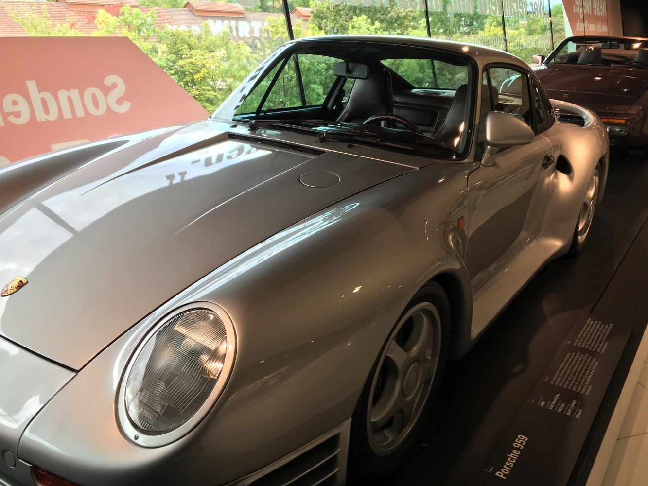 https://totalrenting.es/wp-content/uploads/2022/10/porsche-959-1987-2-8-450-cv-awd-coupe-3.png